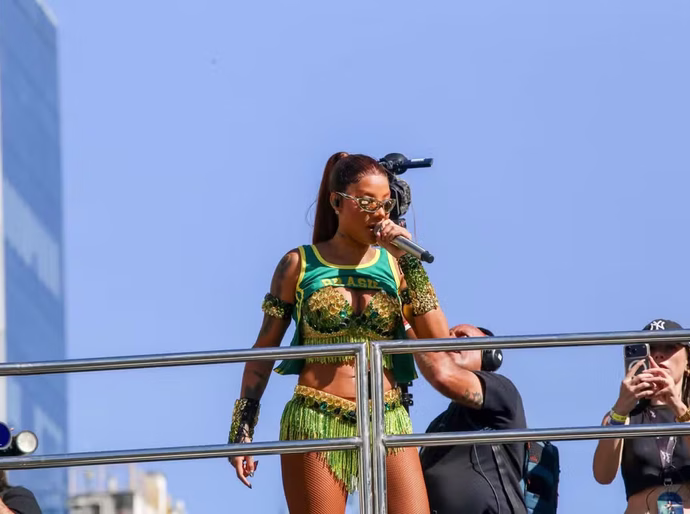 Ludmilla transforma o Centro do Rio em pista de dança com o Fervo da Lud