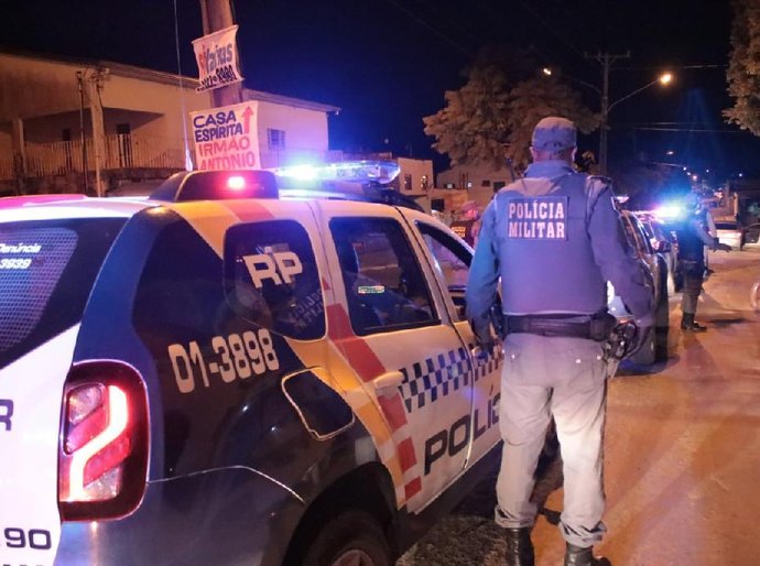 Homem é preso por desacato a policiais, resistência e ameaça no bairro Aráes, em Cuiabá