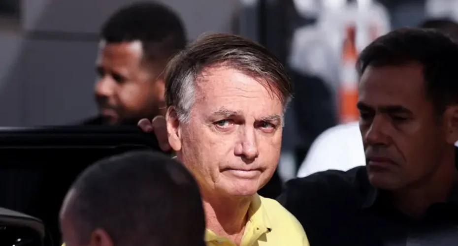 'Possibilidade de fuga'? Polícia vai checar carros que saem da casa de Bolsonaro e vigiar área externa, decide Alexandre de Moraes
