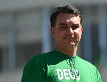 Jair Bolsonaro escolhe o filho Flávio para disputar a Presidência - a quem decisão agrada e desagrada?