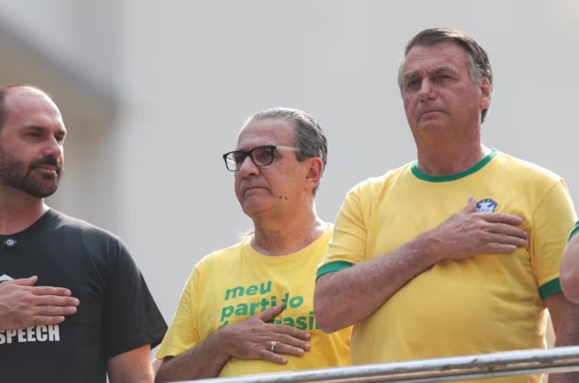 PF indicia Jair e Eduardo Bolsonaro por coação na ação penal do golpe e faz buscas contra o pastor Silas Malafaia