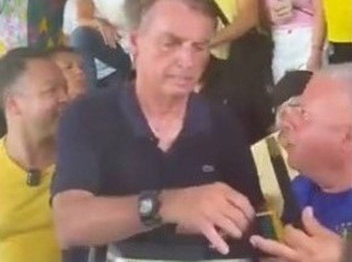 Chico 2000 entrega medalha de “Ordem do Mérito Legislativo” ao ex-presidente Bolsonaro em Cuiabá