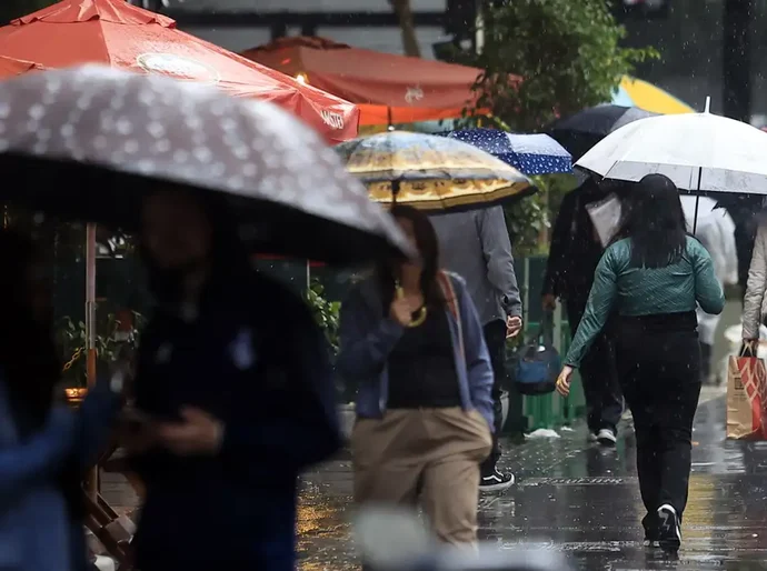 Centro-Oeste e Sudeste do país têm chuva com rajadas de vento
