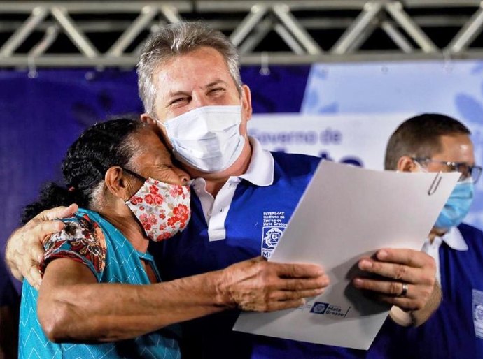 Governo de MT entrega 536 títulos já registrados no cartório: 'Ninguém precisou pagar R$ 1'
