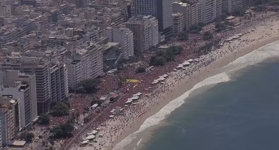 Lula arrasta multidão em Copacabana, no Rio