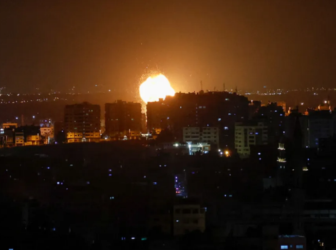 Prisioneiro palestino que fazia greve de fome morre; de Gaza, foguetes são disparados contra Israel, que responde com ataques