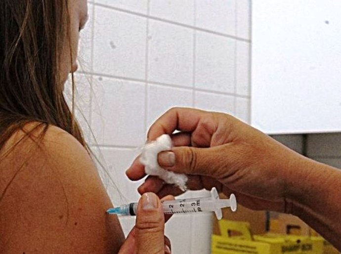 Por que Brasil vacinou 88 milhões em 3 meses contra H1N1 e agora patina contra covid-19