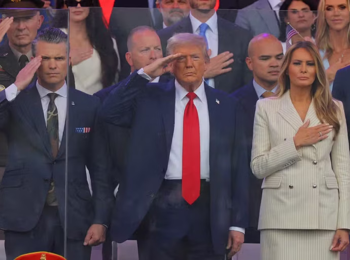 Trump participa de desfile militar no dia de seu 79º aniversário e em meio a protestos em todo o país
