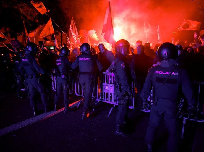 Manifestantes confrontam a polícia em protesto contra anistia a separatistas catalães