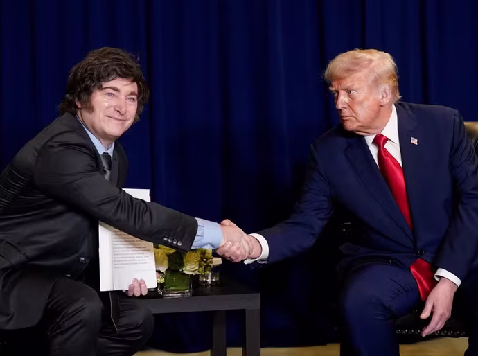 Trump se reúne com Milei, promete ajuda e peso argentino sobe
