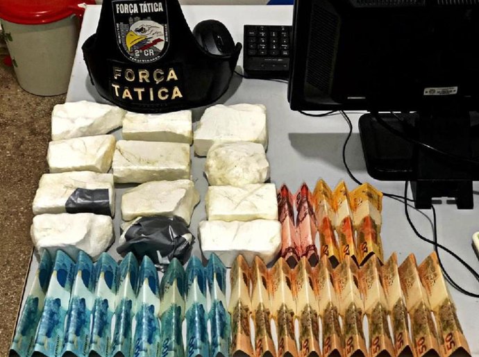 Traficante é preso com 12 barras de pasta base de cocaína em Jangada