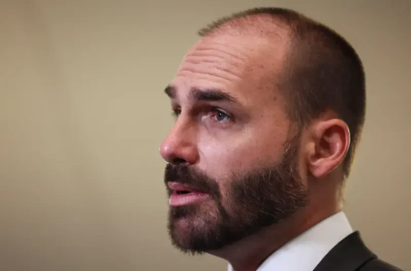 Após negar, Eduardo confirma ter assinado contrato de gestão financeira de filme de Bolsonaro; entenda