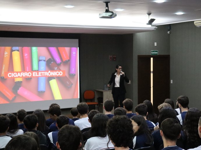 Cardiologista ministra palestra para estudantes sobre os malefícios do cigarro eletrônico e do tabaco