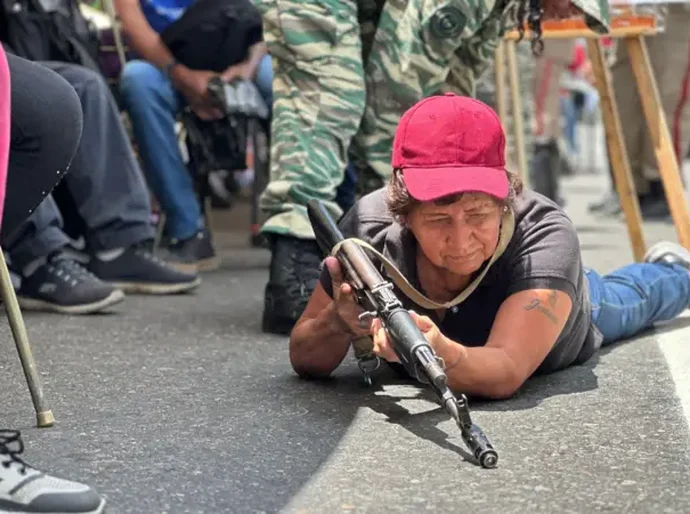 O treinamento de civis na Venezuela para 'guerra não declarada' com EUA: 'Se tiver que morrer lutando, eu morro'