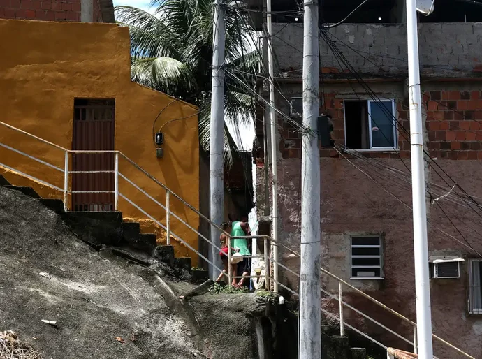 Pretos e pardos têm menos acesso à infraestrutura urbana que brancos