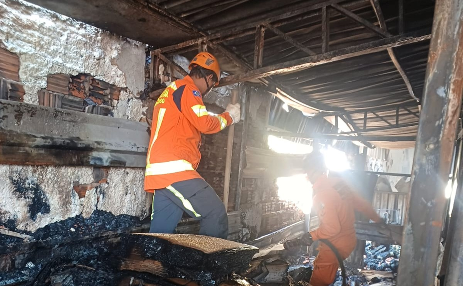 Corpo de Bombeiros combate incêndio de grandes proporções em estabelecimento comercial