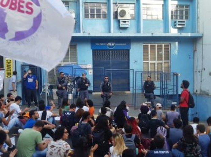 Estudantes protestam contra restrição do passe livre estudantil em frente a Prefeitura de Cuiabá