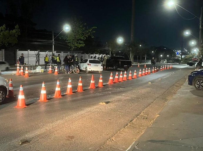 Operação Lei Seca em avenida de Cuiabá resulta em 10 motoristas presos