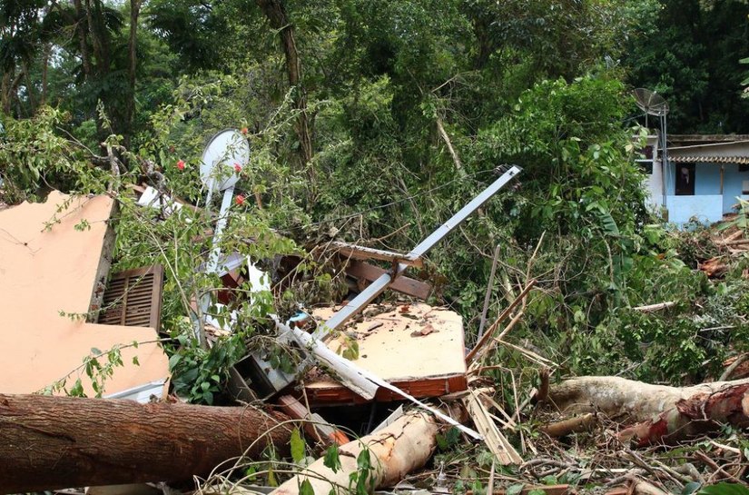 Sobe para 54 número de mortos após chuvas no litoral norte paulista