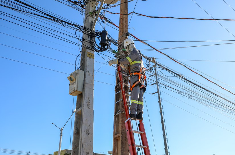 Operação contra cabos clandestinos recolhe mais de 400 kg de fios em desuso em Cuiabá