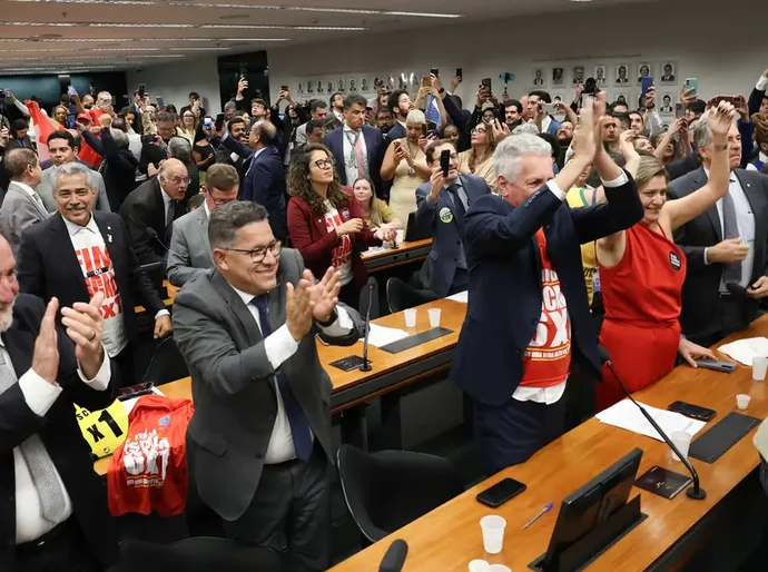 Comissão aprova relatório de PEC que acaba com escala 6X1