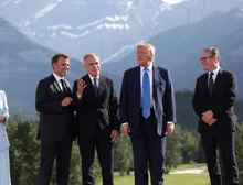 'Camaradagem'? Como Trump tentou evitar imagem de estranho no ninho no G7