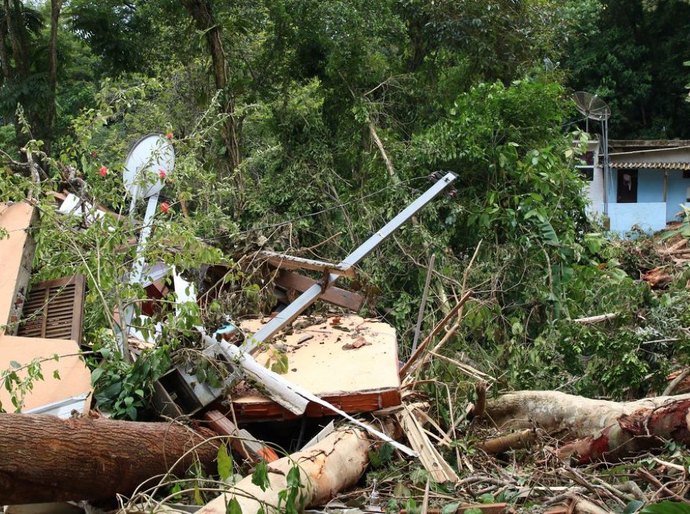 Sobe para 54 número de mortos após chuvas no litoral norte paulista