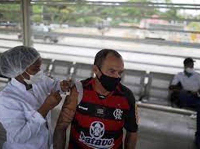 Variante ômicron não deve levar o Brasil de volta ao “pesadelo” pandêmico