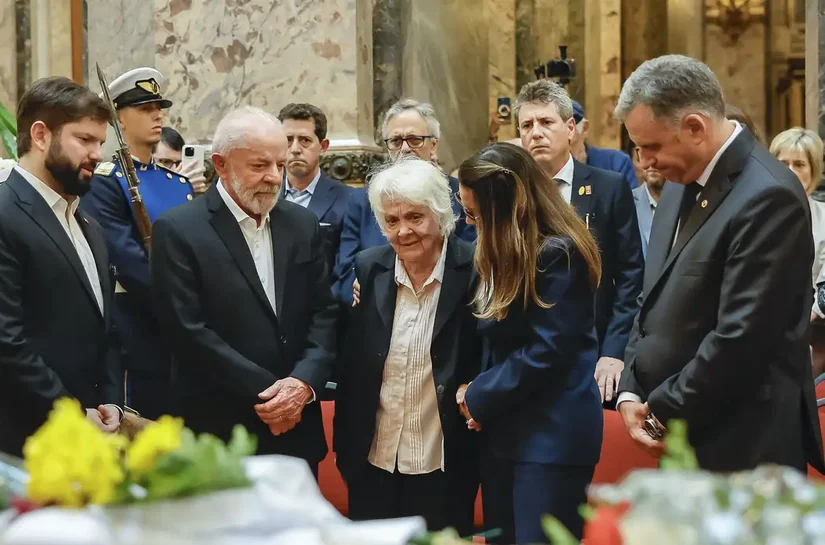 Milhares de uruguaios se despedem de Pepe Mujica em funeral
