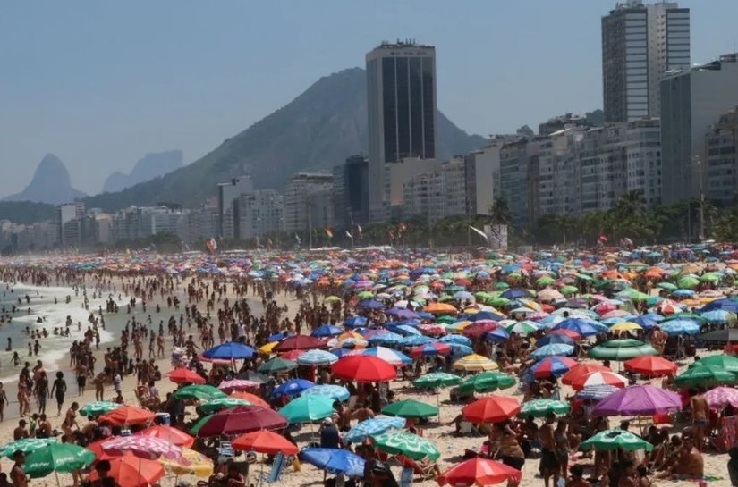 Em meio à onda de calor sufocante, população lota praias do Rio de Janeiro