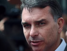 Flávio Bolsonaro viajou em 2025 em avião de Vorcaro e de advogado investigado por desvios no INSS