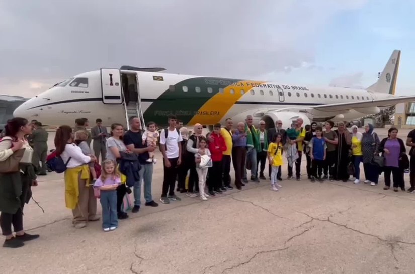 Brasileiros repatriados em Gaza deixam Egito e decolam rumo a Brasília