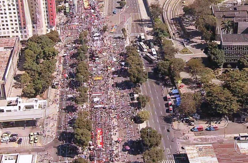 Manifestantes fazem atos contra Bolsonaro e a favor da vacina