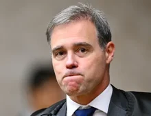 TSE tem três votos por proibição ampla de posts que ligam Flávio Bolsonaro a Nossa Senhora e dois por restrições mais brandas; siga julgamento