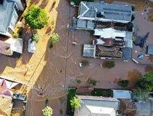 Sobe para 100 o número de mortos após enchentes que atingem o RS