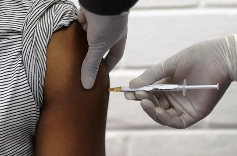 Vacina de Oxford contra Covid é a 1ª a ter estudo da fase 3 de testes publicado em revista científica