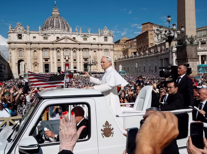 O Papamóvel de quase R$ 1 milhão: carro de Leão XIV é um Mercedes-Benz Classe G totalmente elétrico
