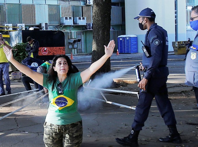 Acampamento pró-Bolsonaro é desmontado pelo governo do Distrito Federal