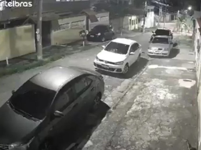 Policiais do Bope trocam tiros com policiais do 9º Batalhão