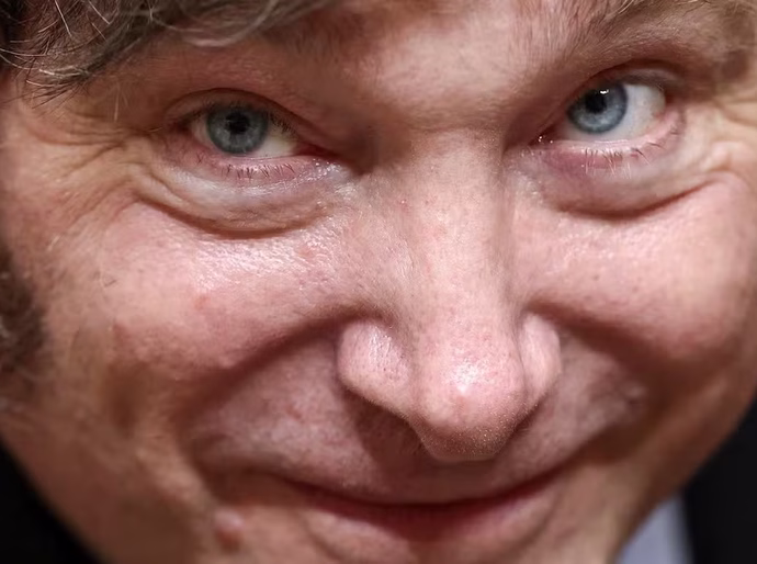 Argentina libera que população use dólares sem declarar origem