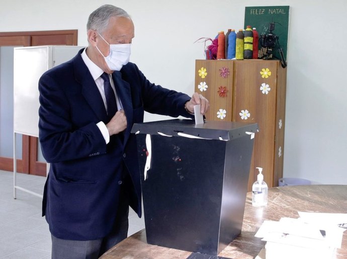 Marcelo Rebelo de Sousa é reeleito presidente de Portugal, segundo projeções