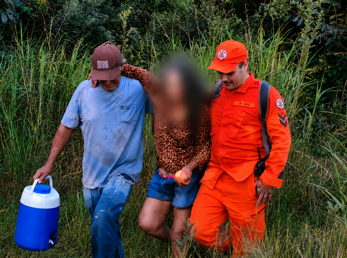 Bombeiros localizam idosa que desapareceu em área de mata