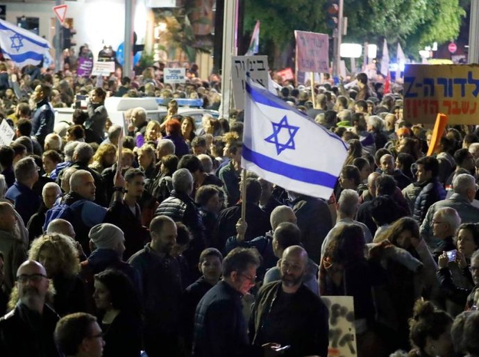Familiares de reféns sequestrados pelo Hamas usam dia sagrado para protestar em Tel Aviv