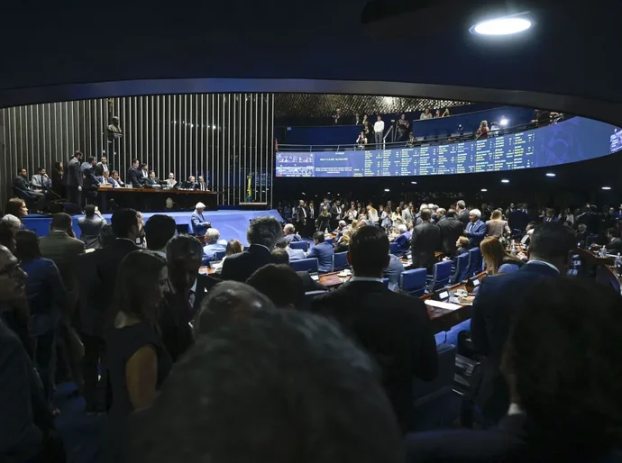 Metade do Senado apoia PEC alternativa à da Câmara da escala 6 x 1