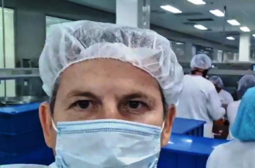 Mauro Mendes visita fábrica da vacina Sputnik e diz que já tem dinheiro para comprar 4 milhões de doses para MT