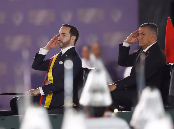 Abelardo de la Espriella presta juramento perante os congressistas, mas faz seu primeiro discurso aos militares