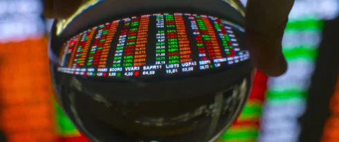 Ibovespa fecha aos 198 mil pontos em novo recorde; dólar cai a R$ 4,99