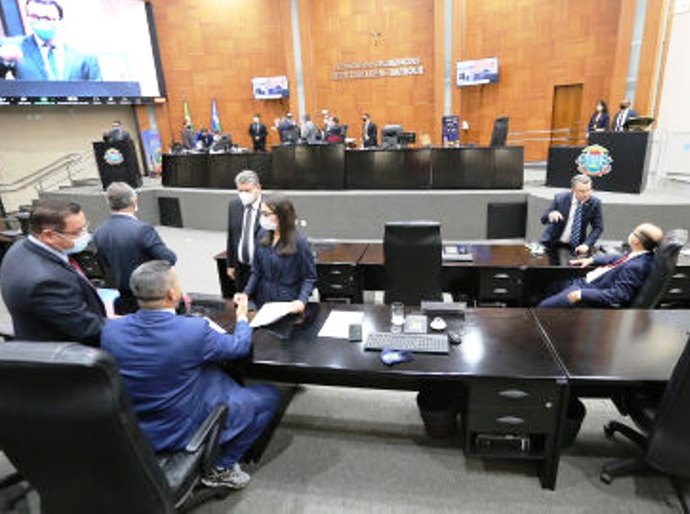 AL/MT aprova PEC que proíbe reeleição de presidente e 1º secretário na mesa