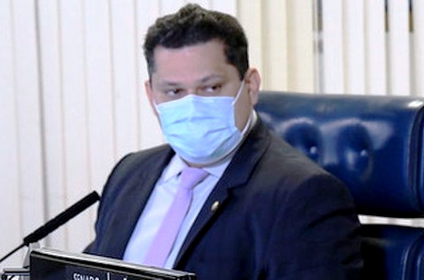 Apagão no AP deixa Alcolumbre furioso com o governo, e Lei do Gás sofrerá mudanças no Senado