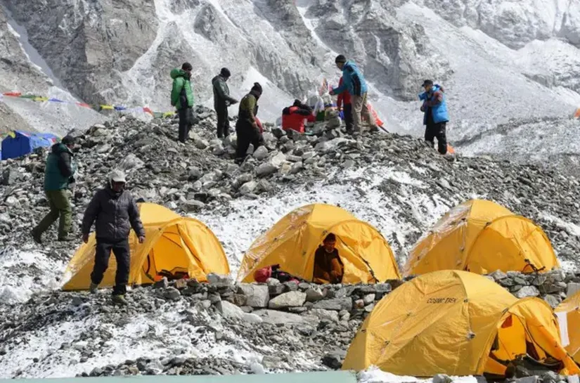 A corrida contra o tempo para resgatar mais de 200 pessoas presas no Monte Everest